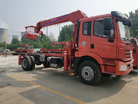 點(diǎn)擊查看詳細信息<br>標題：6.3噸大運隨車(chē)吊 閱讀次數：1779