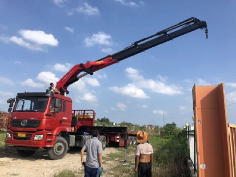 點擊查看詳細信息<br>標題：30噸折臂吊 閱讀次數(shù)：2592